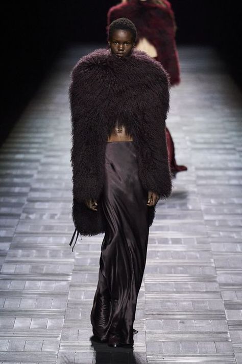 Runway Model Aesthetic, Coat Runway, Runway 2024, Catwalk Models, Laquan Smith, Runway Fashion Couture, Runway Outfits, Fall Handbags, Catwalk Fashion