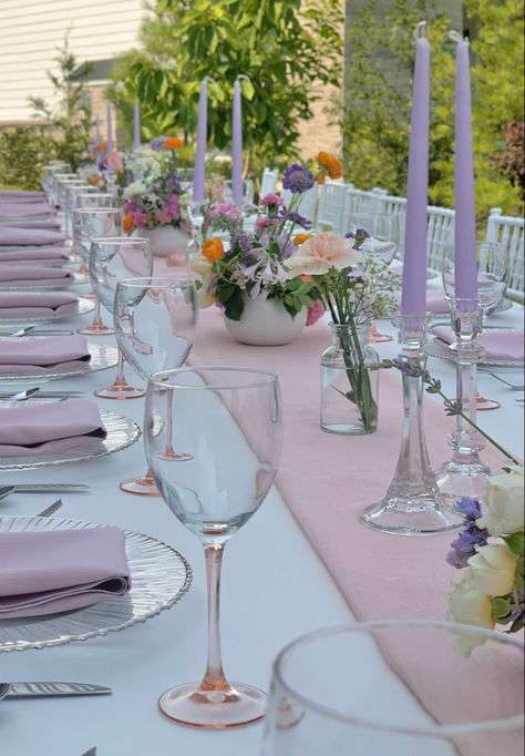 Simple Lavender Wedding Decor, Lavender Garden Party, Lavender And Pink Wedding Theme, Lavender And Pink Wedding Decorations, Spring Garden Wedding Reception, Wedding Pink And Purple, Pink And Purple Table Decorations, Aesthetic Tablescape, Lavender And Pink Party