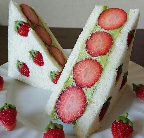 Fruit Sandwich, Japanese Treats, Japanese Desserts, Pretty Dessert, Cute Baking, Cute Snacks, Japanese Candy, Sushi Recipes, Japanese Snacks