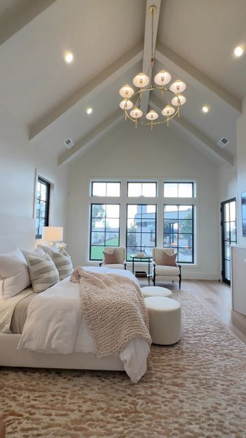 Bedroom With Arched Ceiling, Cute Modern Houses Interior Design, Modern Bedroom Design Master High Ceilings, Primary Bedroom Vaulted Ceiling, Luxury Bedroom Master High Ceilings, Gorgeous Master Bedrooms, Future House Interior Bedrooms, Nice Homes Interior, Bedroom Tall Ceilings