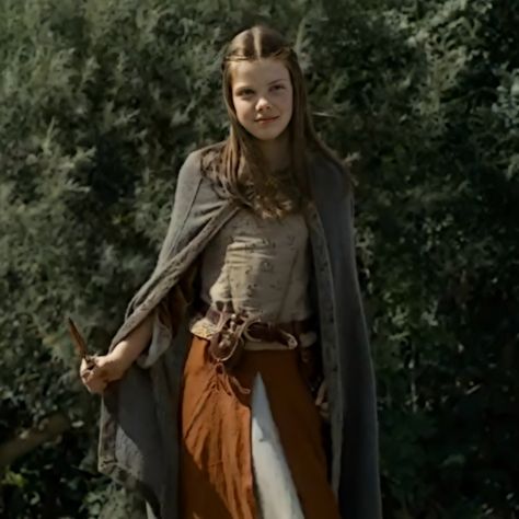 Narnia Lucy Pevensie Lucy Chronicles Of Narnia, Lucy Pevensie Cosplay, Lucy Pensive Narnia, Narnia Aesthetic Lucy, Lucy Pevensie Costume, Lucy Narnia Aesthetic, Book Day Costumes Teacher, Narnia Inspired Outfits, Lucy Pevensie Aesthetic