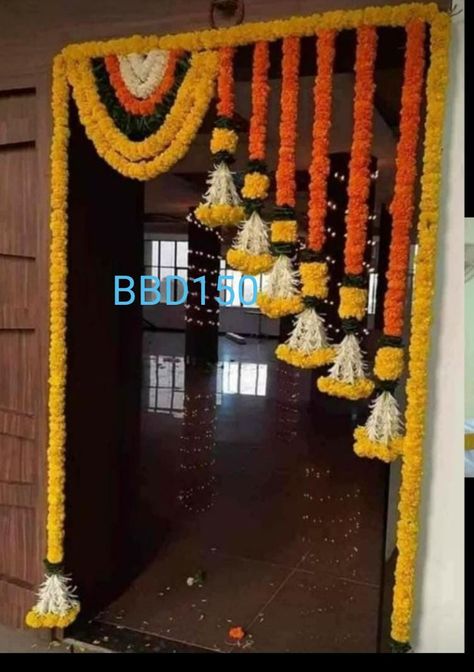 Goddhana Decoration, Home Decor Ideas With Flowers, Flower Decoration For Door Entrance, Ghar Pravesh Decoration, Puja Backdrop Decoration At Home, House Warming Indian Decor, Flower Decorations For Diwali, Gruh Pravesh Decoration, Kankupagla Decoration At Home