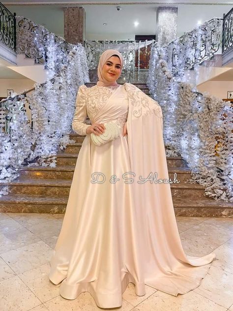 Islamic Wedding Dress Hijab Bride Bridal Gowns, Soiree Dresses For Hijab Classy, Dress Hijab Soiree, Fancy Prom Dresses, Hijab Soiree, Dress Soiree, Soiree Outfit, Bride Dress Simple, Fashion Dresses Formal