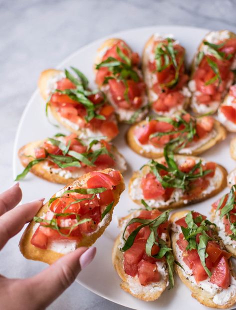 Best Bruschetta, Tomatoes Recipes, Tomato Growing, Tomato Farming, Grow Tomatoes, Bruschetta Recipe, Italian Appetizers, Growing Tips, Snacks Für Party