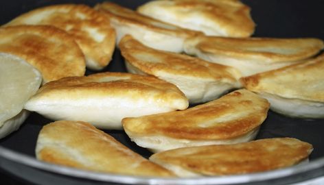 What Is the Best Way to Cook Perogies? How To Cook Frozen Pierogies, Baked Perogies, How To Make Perogies, Frozen Pierogies, Perogies Recipe, Zucchini Recipes Baked, Potatoes And Cheese, Pierogi Recipe, Creamy Potato