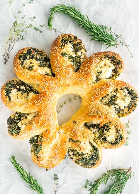 This Spinach Feta Wreath has the flavors of spanakopita, but made with a cheesy, delicious made from scratch dough! Perfect for a special brunch or dinner! #spinachfetawreath Best Roast Chicken Recipe, Thanksgiving Main Dishes, Homemade Bread Dough, Thanksgiving Mains, Turkey Ham, Jo Cooks, Roasted Tomato Sauce, Spinach Feta, Veggie Meals