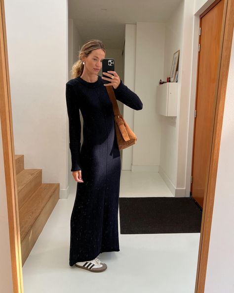 Classic Fashion Looks, Casual Weekend Outfit, Look Adidas, Ribbed Maxi Dress, Maxi Dress Outfit, Winter Capsule Wardrobe, Outfit Formulas, Ribbed Dress, Looks Street Style