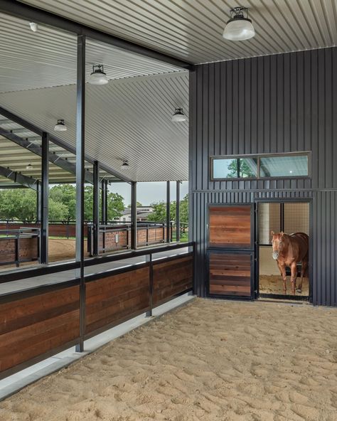 Horse Stables Design, Luxury Horse Barns, Dream Barn Stables, Friends Outdoors, Stable Style, Horse Barn Ideas Stables, Horse Arena, Dream Horse Barns, Horse Barn Plans