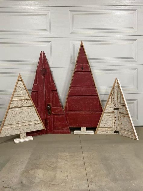 Christmas Trees Made From Old Doors, Trees Made From Old Doors, Christmas Tree Dyi, Door Christmas Tree, Repurposed Doors, Library Christmas, Door Tree, Holidays Crafts, Wooden Trees