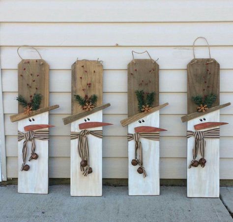 Diy Christmas Wood Decorations For Outside, Rustic Wood Ornaments, Winter Wood Crafts Diy, Wooden Holiday Crafts, Christmas Wood Projects To Sell, Christmas Leaners, Diy Christmas Decorations Wood, Diy Wood Christmas Decorations, Christmas Wood Crafts To Sell