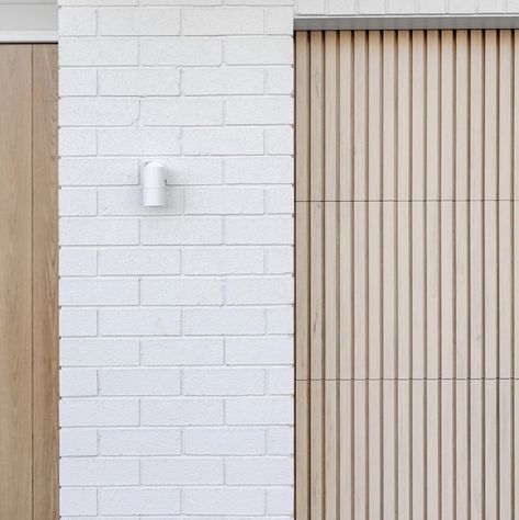 White Brick Beach House, White Brick And Timber Exterior, Cladding House Exterior Australia, Painted White Brick House, Aluminium Battens, White Brick House Exterior, White Weatherboard House, Timber Facade, Winter Landscaping