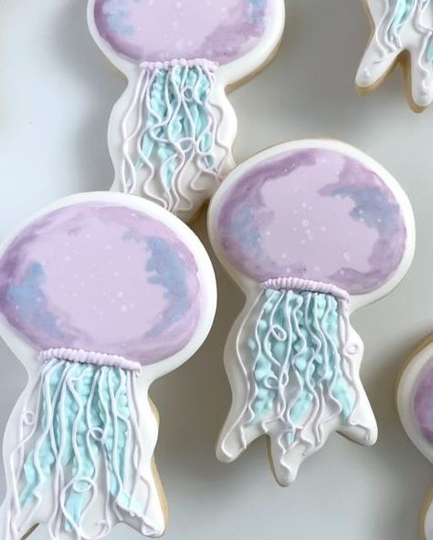 Amy Clough on Instagram: "Just some fun jellyfish cookies I made last summer for the students in one of my classes. And a cool video of jellies from the Niagara Aquarium on a trip a few years back. Jellyfish have always amazed me in how gracefully they move through the water!   #jellyfishcookies #undertheseacookies #oceancookies" Jellyfish Cookies, Jellyfish Cookie, Fish Cookies, Decorated Cookies, Jellyfish, Under The Sea, Cookie Decorating, Some Fun, Sweet Tooth