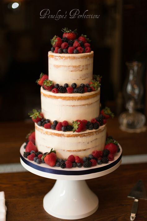 Wedding Cake With Fruit Decoration, Wedding Cake Fruit, Berry Wedding Cake, Fruit Wedding Cake, Country Wedding Cakes, Small Wedding Cakes, Winter Wedding Cake, Wedding Cake Recipe