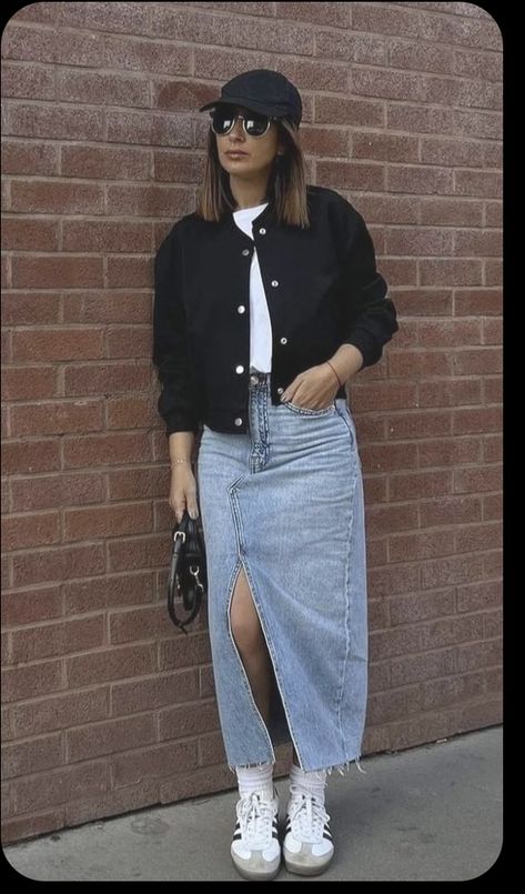 Long Denim Skirt Outfit, Looks Adidas, Spring Skirt Outfits, Jean Skirt Outfits, Denim Skirt Fashion, Denim Skirt Outfits, Maxi Skirt Outfits, Blue Denim Skirt, Skirt And Sneakers