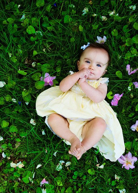 Why am I obsessed with baby photos lately? Spring Baby Pictures, 6 Month Baby Picture Ideas, Baby Fotografie, Spring Photoshoot, Toddler Photos, Toddler Photography, Foto Baby, Spring Photos, 6 Month Baby