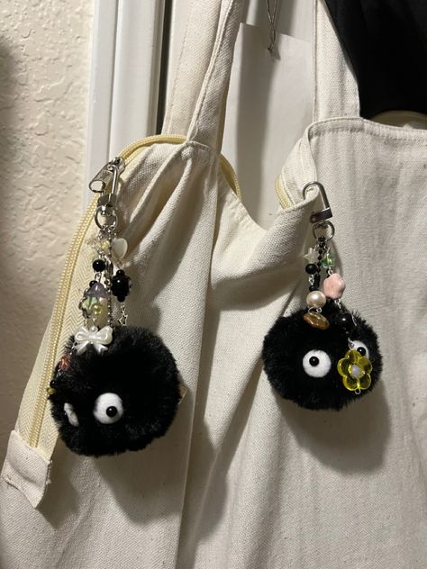 Studio Ghibli Gift Ideas Diy, Crochet Ghibli Keychain, Studio Ghibli Phone Charm, Studio Ghibli Accessories, Anime Phone Charms, Studio Ghibli Gifts, Keychain Ideas Beads, Studio Ghibli Stuff, Korean Accessories Jewelry