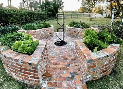 6 Beautiful Layouts for Raised Bed Gardens | Eartheasy Guides & Articles | Eartheasy Guides & Articles Brick Raised Garden Beds, Beautiful Raised Garden Beds, Brick Planter, Brick Garden, Potager Garden, Veg Garden, Brick Walls, Have Inspiration, Raised Bed