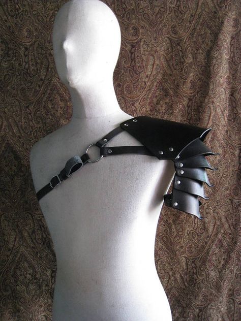 This is a unisex all leather armor piece that sits on the shoulder. It is sold individually and has buckle on both side so it can be worn on either shoulder. The leather shoulder plates are articulated to allow movement of the arm. This size is fits all, but proportionally large Medieval Shoulder Armor, Archery Armor, Armour Fashion, Leather Pauldron, Armor Outfit, Shoulder Plate, Shoulder Harness, Armor Plate, Arm Guard