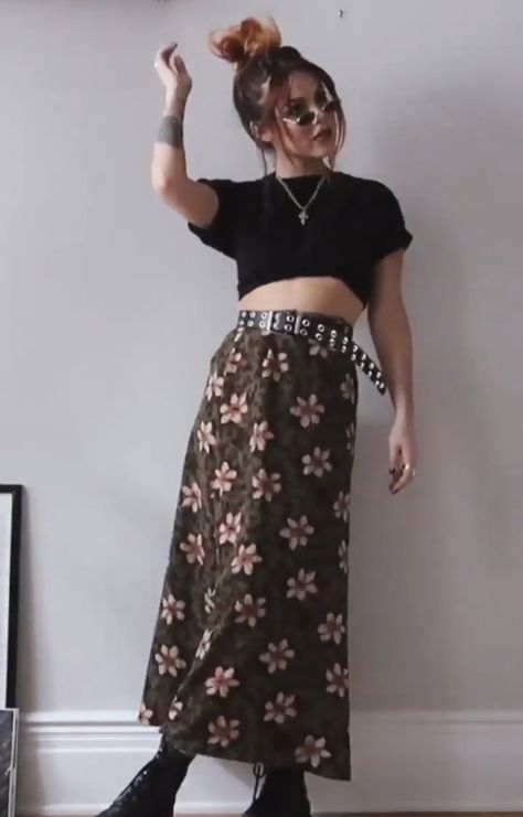 Brown Floral Skirt Outfit, Floral Skirt Outfit Ideas, Floral Skirt Outfit, Brown Floral Skirt, Floral Skirt Outfits, Skirt Outfit Ideas, Skirt Outfit, Maxi Skirts, Brown Floral