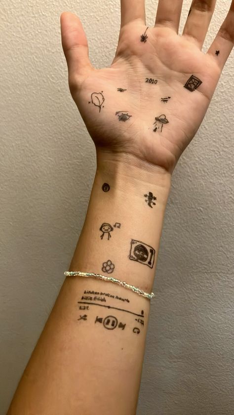 Hand Drawing Sharpie, Things To Draw On Your Fingers, Art To Do On Your Hand, Hand And Arm Doodles, Cute Hand Drawings On Hand, Pen Drawn Tattoos, Sharpie Tattoos Easy Arm, Draw On Hand Ideas, Hand Art Drawing Ideas