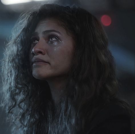 ~Rue crying~ Euphoria Icons, Zendaya Euphoria, Comfort Show, On Twitter, Purple, Twitter, Hair, Blue