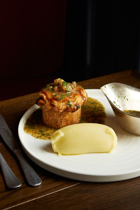 Make the most of our classic British food with a modern twist at The Barley Mow pub in Mayfair. British Pie, Gastropub Food, British Pub Food, Fine Dining Breakfast, Pub Food Ideas, Pub Food Photography, Pub Classic Food, Gastro Pub, Gastro Pub Food