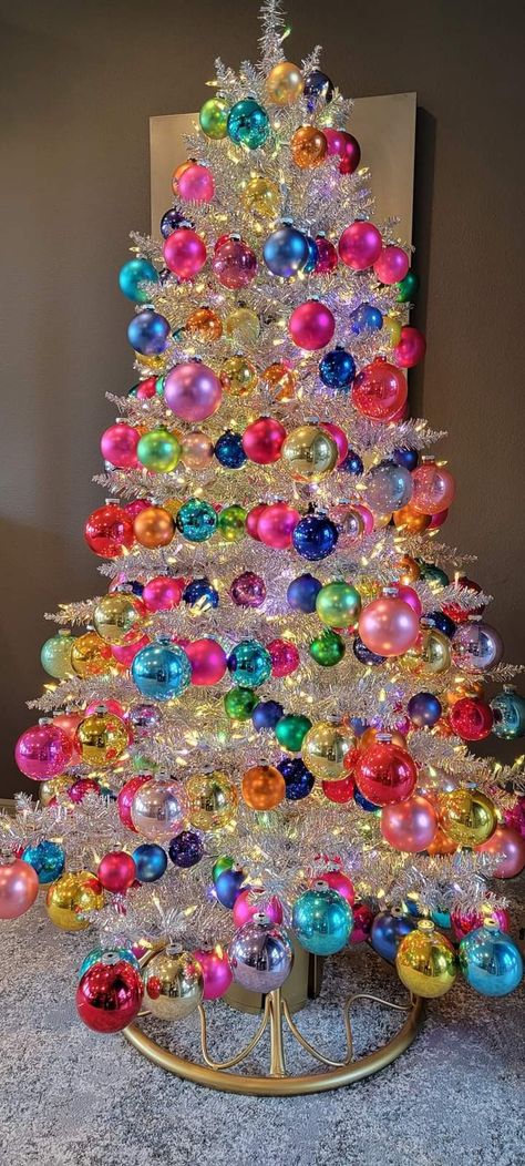 Colorful Ball Christmas Tree, 2023 Xmas Tree, White Tree With Multi Colored Lights, Snow Globe Display Shelf, Craft Room Christmas Tree, Awesome Christmas Trees, Bright Color Christmas Tree Ideas, Retro Xmas Tree, Retro Xmas Decorations