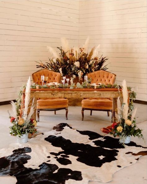 Outside November Wedding, Country Wedding Bride And Groom Table, Boho Western Photo Backdrop, Country Wedding Sweetheart Table, Boho And Rustic Wedding, Western Wedding Bride And Groom Table, Western Theme Wedding Shower Ideas, Outdoor Ranch Wedding Decor, Country Boho Wedding Table Decor