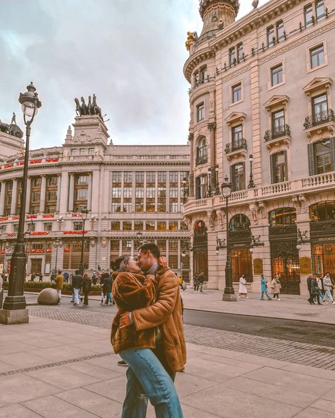 Madrid Photoshoot Ideas, Madrid Photoshoot, Spain Couple, Madrid Photography, Madrid Spring Outfits, Madrid Aesthetic Girl, Madrid Photo Ideas, Madrid Spain Outfit Idea, Madrid Style