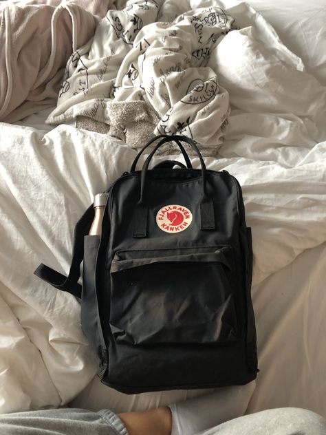 Fjallraven Kanken Backpack Aesthetic, Kanken Backpack Aesthetic, Pink Football Shirt, Cute Backpacks For School, Black School Bags, Pretty Tote Bags, Backpack Fjallraven, Pink Football, School Bag Essentials