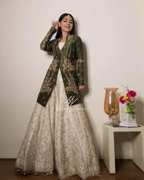 Jacket Style Indian Suits, Jeket Style Lehnga, Lehenga Jacket Designs, Jacket Style Dresses Indian, Lehenga With Jacket, Jacket Style Blouse, Jacket Style Lehenga, Cream Lehenga, Glam Winter Wedding