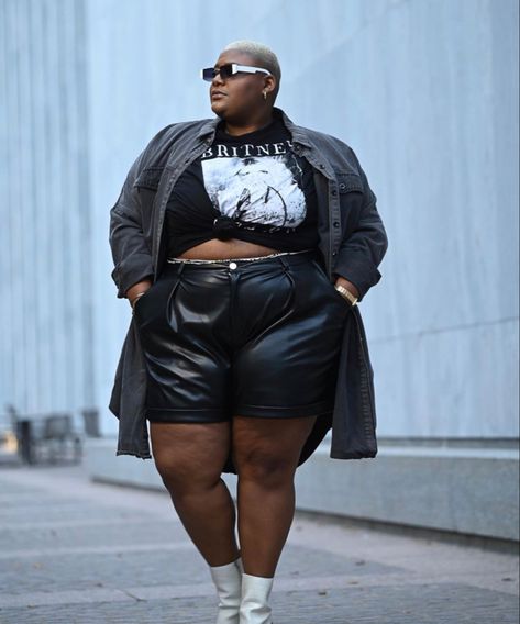 Leather Plus Size Outfits, Leather Shorts Outfit, Black Outfits, Alt Fashion, Plus Size Fashion For Women, All Black Outfit, Tshirt Outfits, Leather Shorts, Shirt Outfit