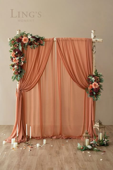 Circle Hanging Decor, Wedding Backdrop With Curtains, Clothes Decoration Ideas For Wedding, Wedding Backdrop Alter, Beautiful Backdrops For Weddings, Fall Floral Backdrop, Unique Wedding Backdrop Receptions, Wedding Fabric Backdrop, Fall Wedding Arches Indoor