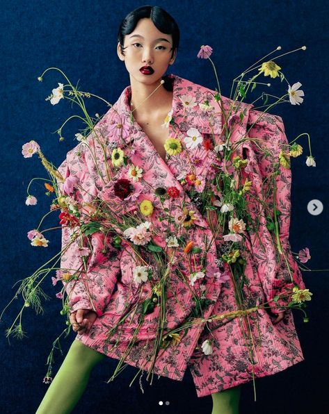 Flower Photoshoot, Flower Embellishments, Photographie Portrait Inspiration, Fashion Photography Inspiration, Fashion Photography Editorial, Artist Style, Fashion Photoshoot, Flower Fashion, Photography Inspo