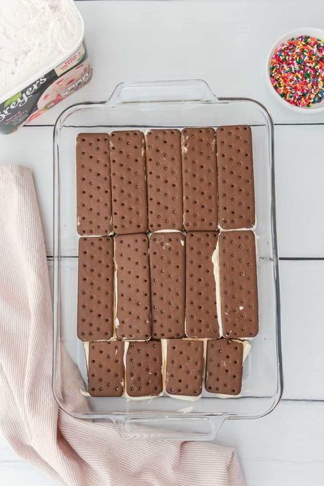 Ice Cream Sandwich Cake - The Country Cook No Bake Easy Dessert, Ice Cream Sandwich Cake Recipe, Sandwich Cake Recipe, Banana Split Dessert Recipes, Ice Cream Sandwich Dessert, Sandwich Dessert, Sandwich Torte, Cream Sandwich Cake, Banana Split Dessert