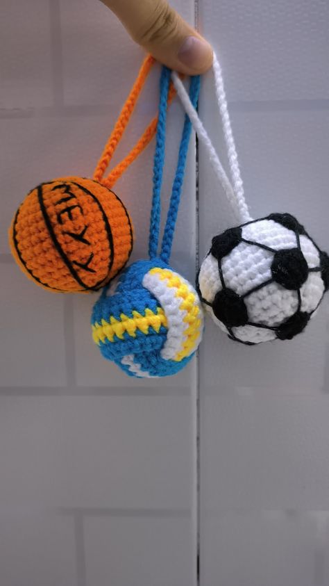 Crochet Basketball Keychain, Crochet Soccer, Monsters Inc Boo, Crochet Football, Chanel Decor, Crochet Ball, Crochet Car, Diy Crafts Paper Flowers, Easy Doodle Art