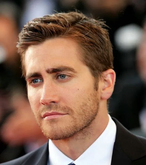 Jake Gyllenhaal's Side Swept Ivy League. The actor’s most iconic haircuts and signature hairstyles will inspire you to transform your look. Short Ivy League Haircut Men, Short Side Part Hair, Make Haircuts, Jake Gyllenhaal Haircut, Iconic Haircuts, Mens Hairstyles Side Part, Signature Hairstyles, Side Part Men, Short Side Part