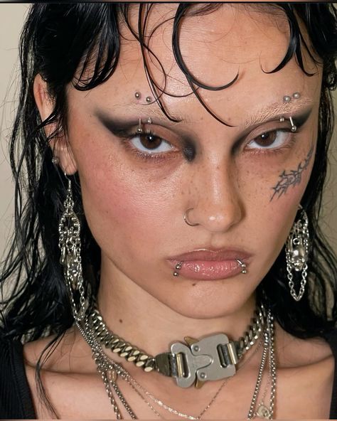 Grunge dark makeup idea Peter Pan Kostüm, Cyberpunk Makeup, Going Out Makeup, Punk Makeup, Alt Makeup, Rave Makeup, Alternative Makeup, Dope Makeup, Edgy Makeup