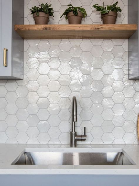 Cheap Backsplash, Hexagon Tile Backsplash, Model Dapur, White Kitchen Tiles, Kitchen Backsplash Designs, Kitchen Backsplashes, Kitchen White, Dirt Cheap, Kitchen Wall Tiles