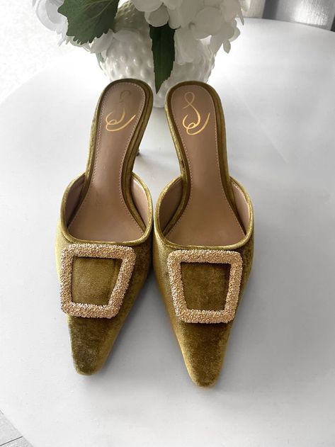 Statement piece shoes that are still very chic and classy 💚 Holiday shoes, shoes for the holidays, green pointy shoes, olive pointy shoes, jewel shoes, Christmas party shoes, New Year’s Eve shoes, party shoes, pointy shoes, chic pointy shoes Jewel Shoes, Christmas Party Shoes, Pointy Shoes, Jeweled Shoes, Shoes Party, Holiday Shoes, Fashion Color, Party Shoes, Parisian Style