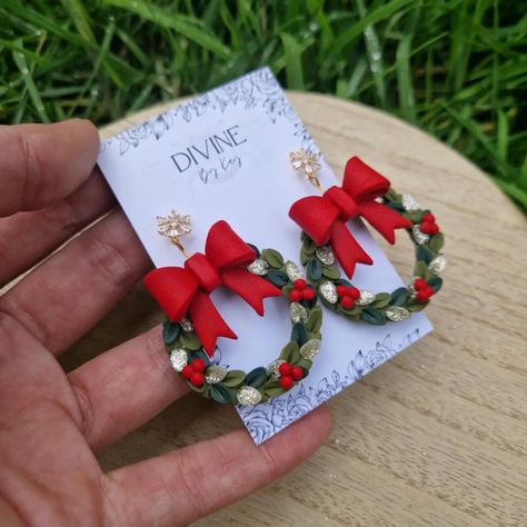 This year's Christmas wreath earrings are something else 😍 4 designs too choose from, I know I've not made it easy for you all to pick. 🤣 8pm Tonight these beauties head to my shop. Christmas Wreath Earrings, Traditional Christmas Wreath, Wreath Earrings, Clay Pendants, Christmas Clay, Polymer Earrings, Christmas Accessories, Traditional Christmas, Christmas Earrings