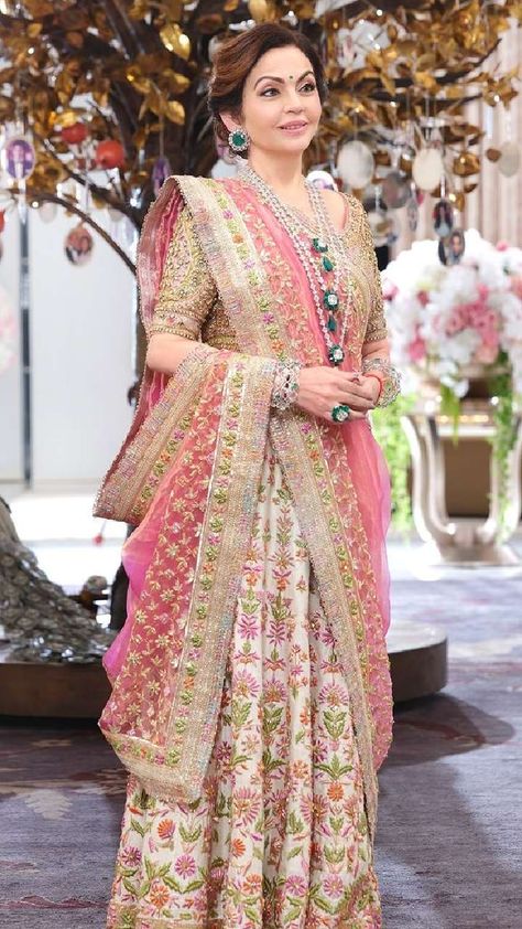 Brides Mother Lehenga, Lehengas For Mother Of Bride, Lehenga For Brides Mother, Mothers Dresses For Weddings Classy, Bride Mom Dress Indian, Nita Ambani Lehenga, Brides Mother Indian Outfit Saree, Groom Mother Outfit Indian, Bride Mother Outfit Indian