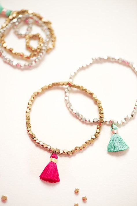 15 idées cadeaux de Noël à faire soi-même Plus Diy Bijoux, Tassel Bracelet, Tassel Jewelry, Diy Schmuck, Bijoux Diy, Accessories Diy, Jewelry Projects, Handmade Accessories, Diy Bracelets