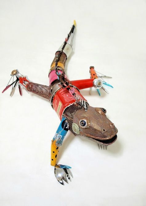 Robot Sculpture From Recycled Materials | Animal Sculptures Made from Recycled Materials Recycled Material Art, Art From Recycled Materials, Recycle Sculpture, Recycled Art Projects, Robot Sculpture, Trash Art, Arte Robot, Found Object Art, Upcycled Art