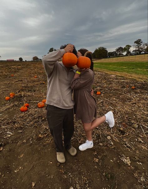 Couple Picture Ideas Pumpkin Patch, Cute Couples Pumpkin Ideas, Cute Couple Halloween Activities, Autumn Couple Activities, Pumpkin Patch Couple Aesthetic, Halloween Pics With Boyfriend, October Couple Pictures, Fall Activities With Boyfriend, Couple Carving Pumpkins Ideas