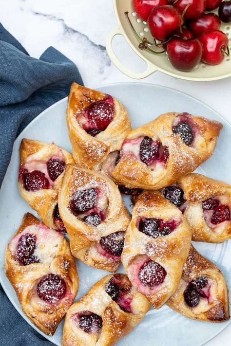 Recipes With Cherry Jam, Dessert Recipes With Cherries, Cherry Puff Pastry Dessert, Cherry Breakfast Recipes, Cherry Pastries, Danish With Puff Pastry, Danish Pastry Recipe, Cherry Danish Recipe, Cherry Cheese Danish