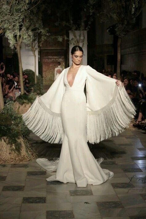 ғσℓℓσω мє: @Rollody فستان سهرة, White Fashion, Couture Dresses, Bridal Collection, Wedding Gown, Unique Weddings, Couture Fashion, Look Fashion, Elegant Dresses