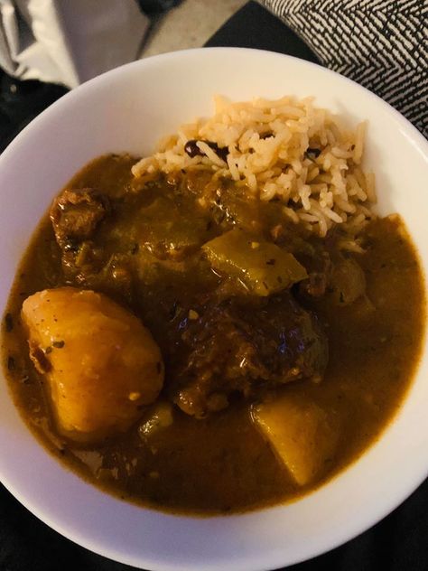 Slow Cooker Carribean beef and potato curry Fakeaway Kebab, Curry With Potatoes, Slow Cooker Curry, Curry Coconut, Pork Broth, Gravy Ingredients, Rice And Beans, Beef Curry, Beef And Potatoes