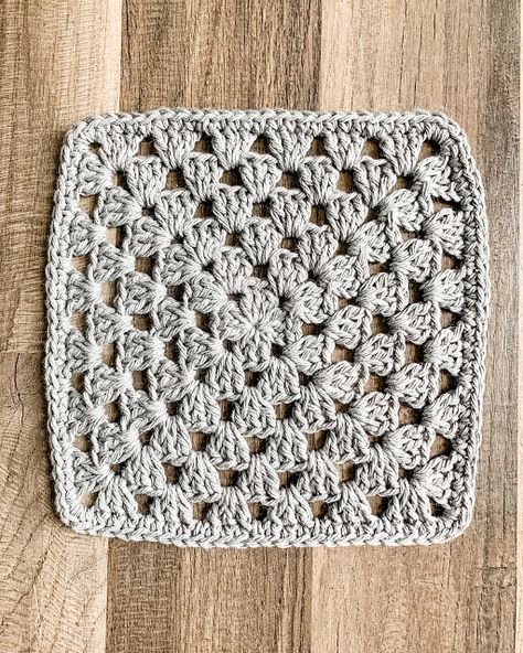 Crochet Granny Square Washcloth Free Pattern, Granny Square Washcloth Pattern, Free Crochet Dishcloth Patterns Cotton, Granny Square Washcloth, Granny Square Dishcloth Pattern, Granny Square Dishcloth, Beginning Crochet Projects, Crochet Daisy Granny Square, Crochet Dish Cloth Free Pattern