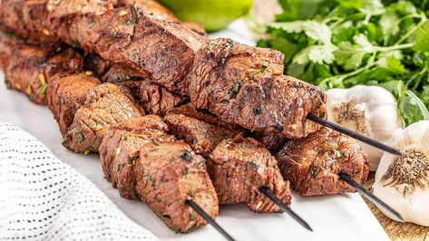 Marinated Beef Kabobs, Grilled Kabob Recipes, Grilled Chicken Kabobs, Grilling Kabobs, Kabob Skewers, Beef Kabobs, Asian Beef, Spiced Beef, Top Sirloin Steak